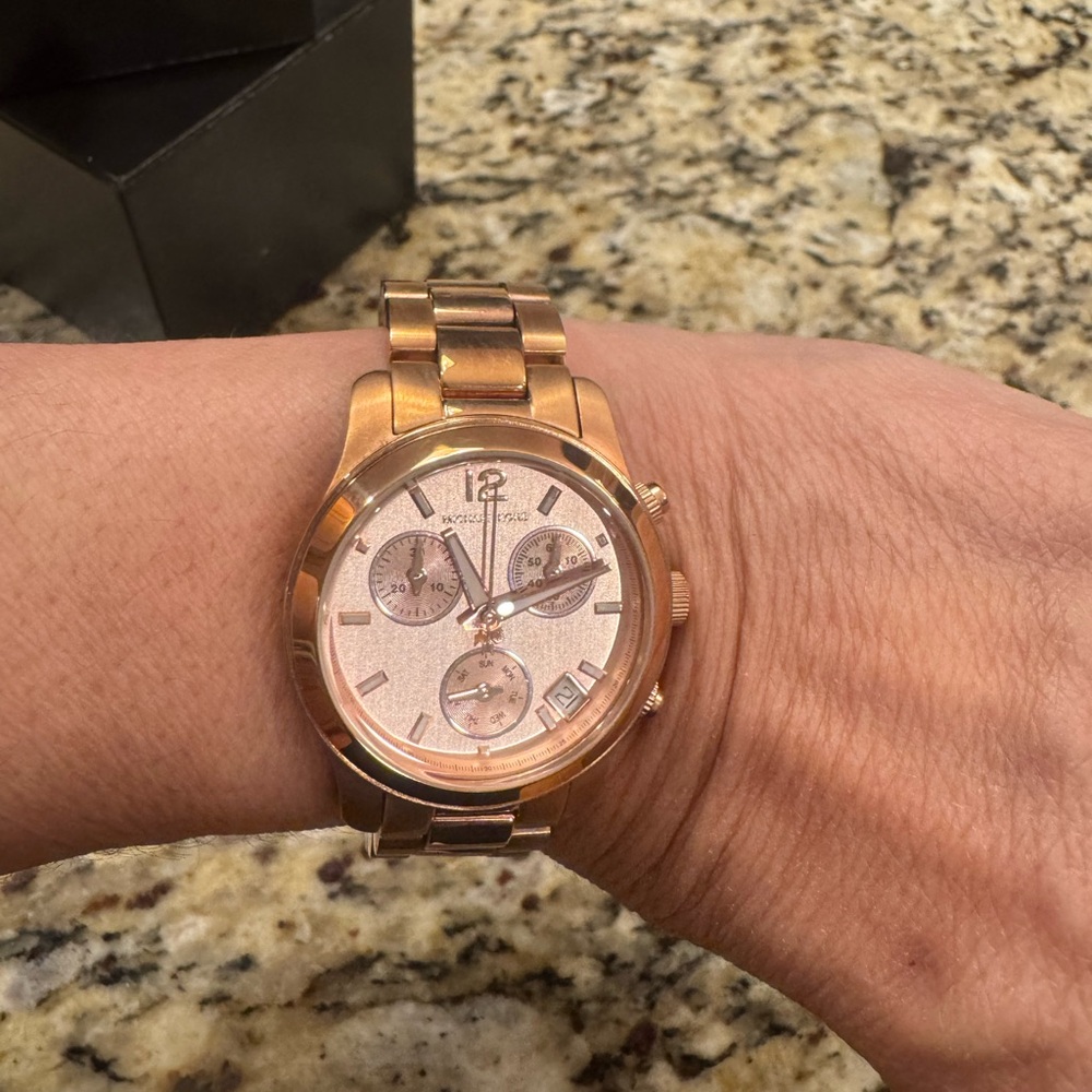 Michael Kors Elegant Rose Gold Watch - Picture 3 of 5